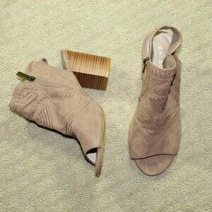 NWOT Bamboo Size 6.5 Taupe Peep Toe 3" Heels